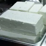 Ο Τραμπ δοκιμάζει τα όρια της Ευρώπης: Νέα διαμάχη με φόντο τη φέτα – Πώς επηρεάζεται η Ελλάδα