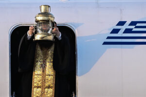 Το Άγιο Φως στην Ελλάδα: «Plan B» λόγω Μέσης Ανατολής – Επιχείρηση υψηλού ρίσκου για την άφιξή του