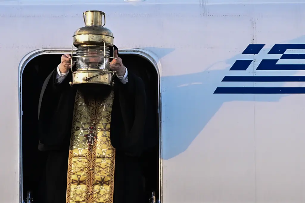 Άγιο Φως: Τι ώρα φτάνει στην Ελλάδα και πώς θα διανεμηθεί σε όλη τη χώρα