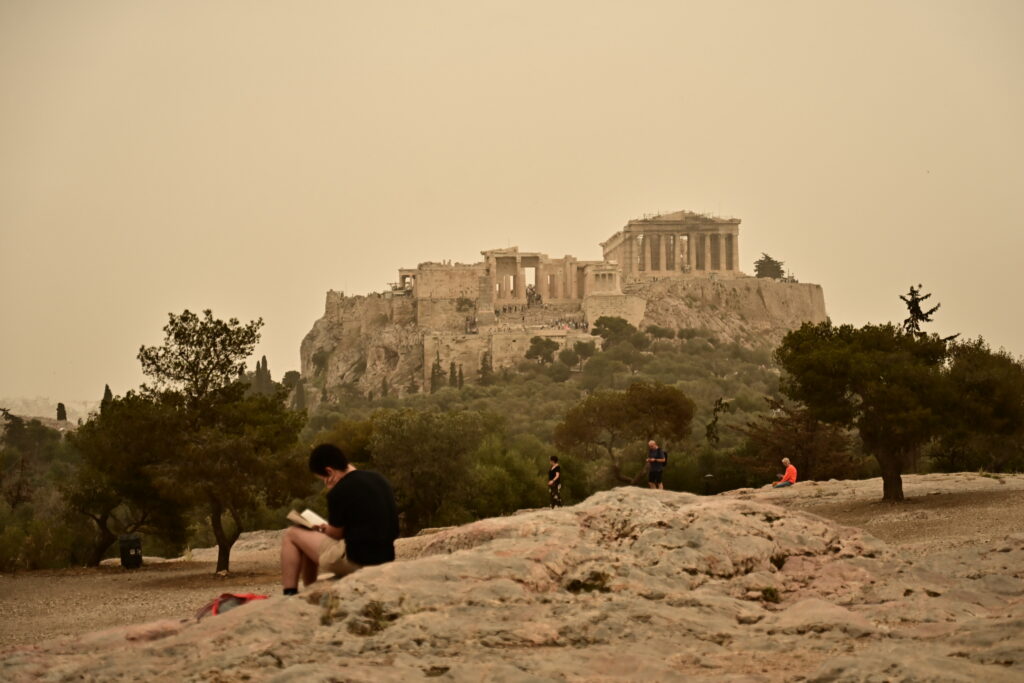 Σκόνη από τη Σαχάρα «σκεπάζει» τη χώρα – Πού αναμένονται λασποβροχές και επιδείνωση του καιρού