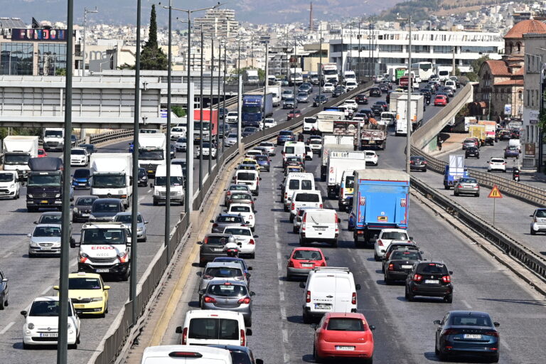 Κίνηση: Νταλίκα συγκρούστηκε με Ι.Χ. και μπλόκαρε τον Κηφισό – Ουρές χιλιομέτρων