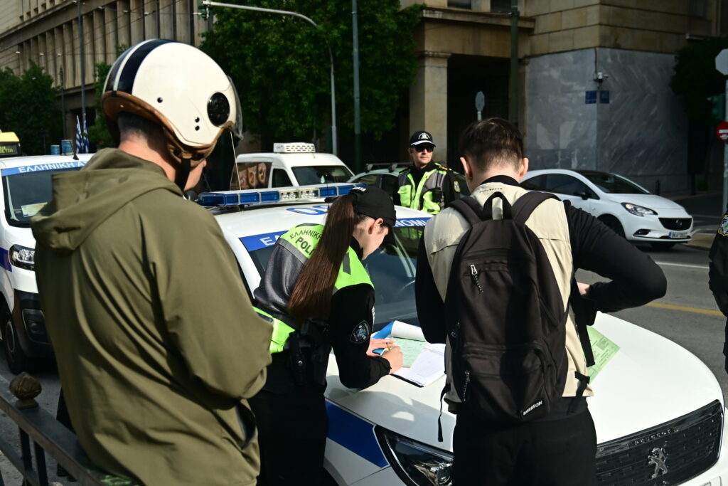 Αυστηρά τα μπλόκα της Τροχαίας: Πρόστιμα και έλεγχοι για όσους δεν φορούν κράνος – Εκατοντάδες παραβάσεις σε όλη τη χώρα