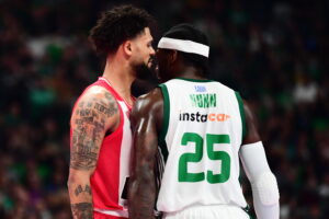 Καταγγελία Παναθηναϊκού για προκλητική χειρονομία του Ταϊρίκ Τζόουνς - Η απάντηση του Ολυμπιακού