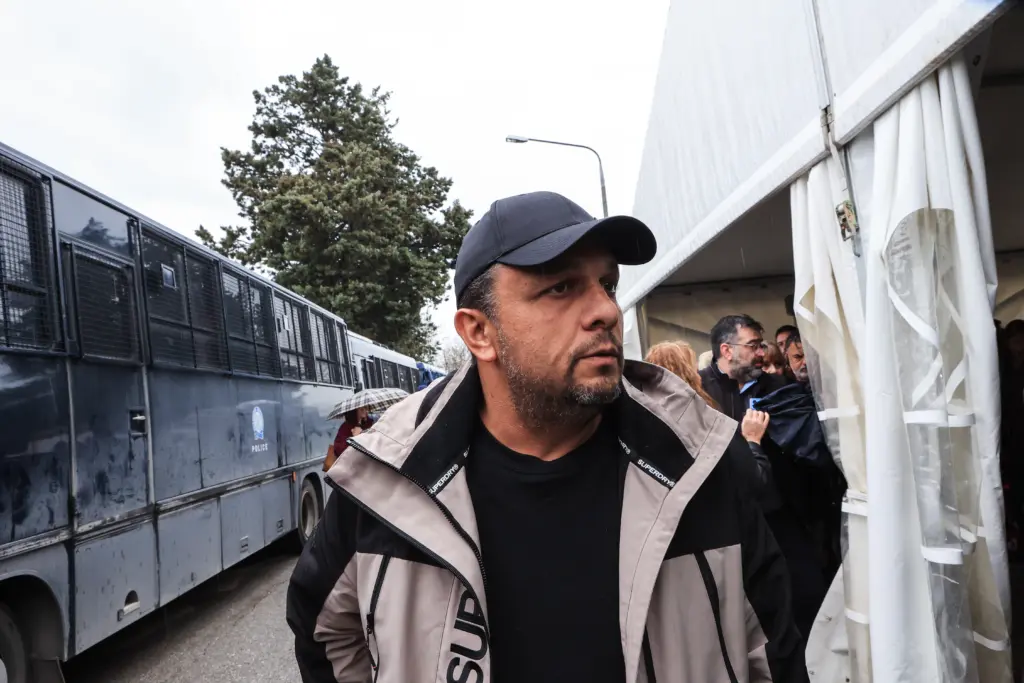 Δίκη για Τέμπη: Σε αναπηρικό καροτσάκι εξήλθε από τη δικαστική αίθουσα ο Πάνος Ρούτσι – Αποχώρησε με