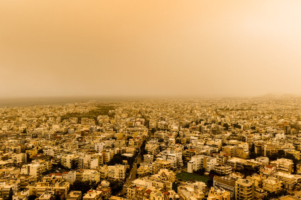 Αφρικανική σκόνη «πνίγει» την Κρήτη – Απόκοσμες εικόνες από Ηράκλειο και Χανιά [Φωτογραφίες]