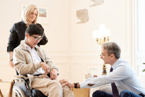 Ο Κυριάκος Μητσοτάκης υποδέχθηκε μαθητή Ειδικού σχολείου στην Ηλιούπολη: Με συγκίνησε η επιστολή σου, ήταν γραμμένη με πόνο