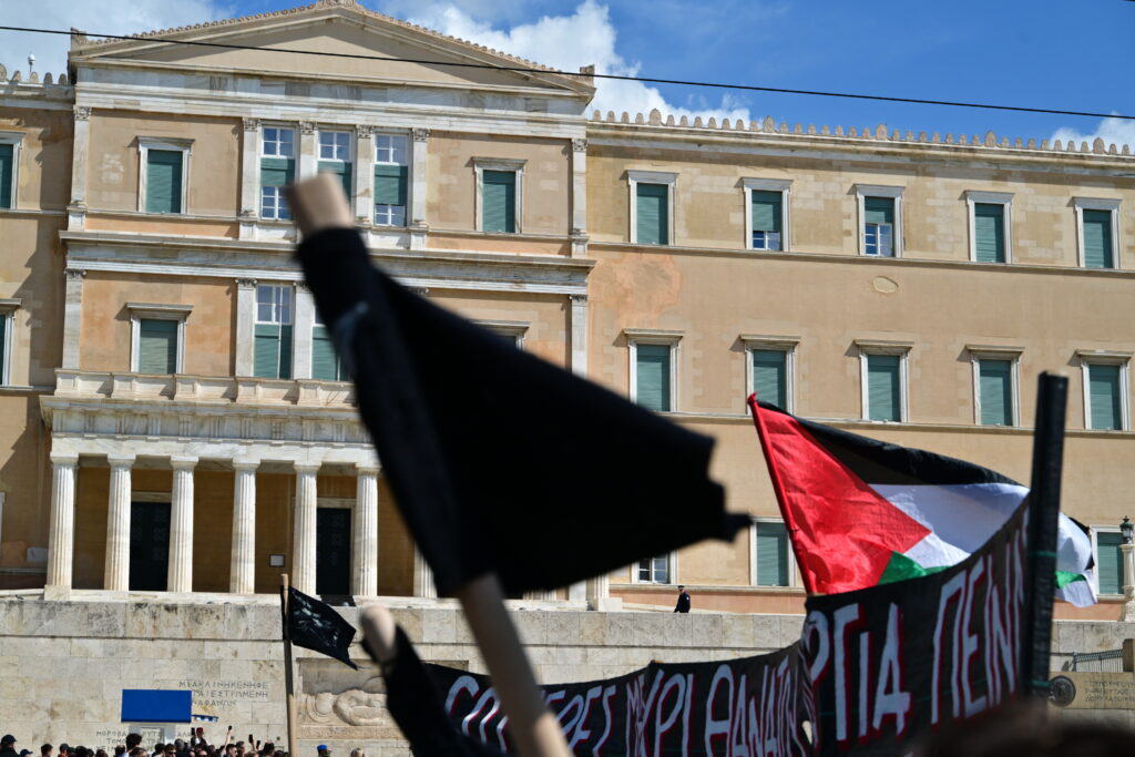 Ένταση στη Βουλή για τα Προσφυγικά: Διαδηλώτριες μπήκαν στον χώρο και προκάλεσαν αναστάτωση