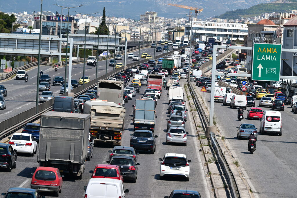 Έξοδος Πάσχα: Χάος στους δρόμους της Αττικής – Απίστευτες καθυστερήσεις σε Κηφισό, Αττική Οδό και λεωφόρους