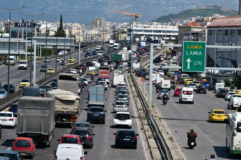 Πάσχα: Φεύγουν και οι τελευταίοι εκδρομείς – Ουρές στα διόδια Ελευσίνας – Κίνηση σε λιμά