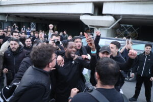 ΠΑΟΚ: Αποθεωτική υποδοχή στο αεροδρόμιο «Μακεδονία» μετά την πρόκριση επί της Μούρθια