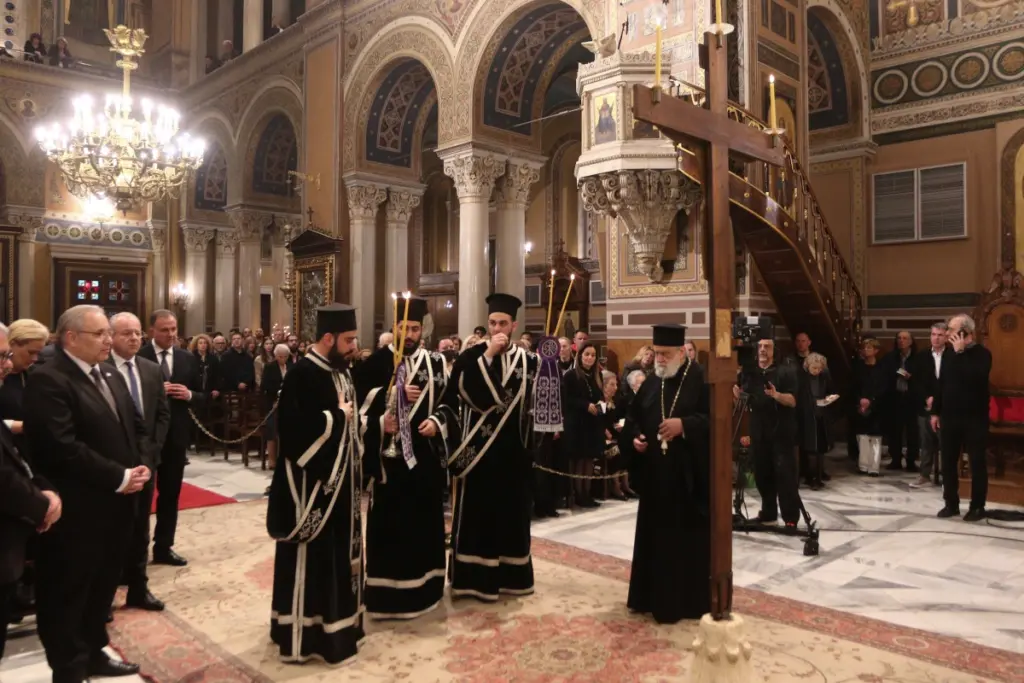 Πάσχα: Με κατάνυξη και συγκίνηση η Τελετή Αποκαθήλωσης σε Ελλάδα και Ιεροσόλυμα [Εικόνες-Βίντεο]