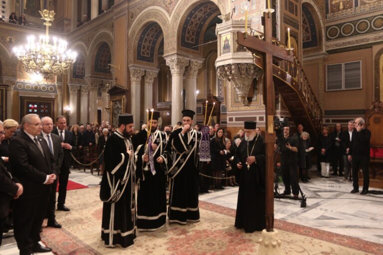 Πάσχα: Με κατάνυξη και συγκίνηση η Τελετή Αποκαθήλωσης σε Ελλάδα και Ιεροσόλυμα [Εικόνες-Βίντεο]