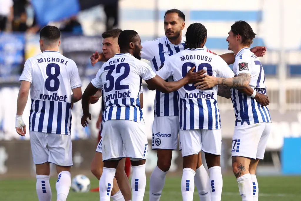 Super League: Νίκη με 3-2 του Ατρομήτου επί της ΑΕΛ και οι Περιστεριώτες «έριξαν στο καναβάτσο τους βυσσινί»