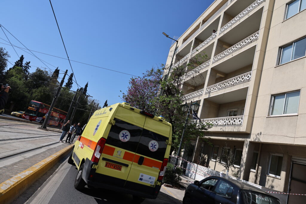 Τραγωδία στο Υπουργείο Τουρισμού: Η επίσημη ανακοίνωση για τη νεκρή εργαζόμενη μετά την πτώση από τον 2ο όροφο