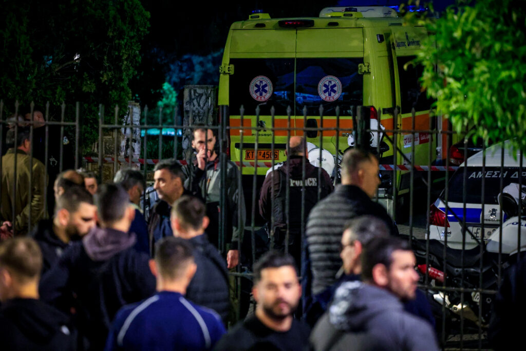 Άγιος Δημήτριος: Μαχαιρωμένος στην καρδιά ο 27χρονος γιος αξιωματικού της ΕΛ.ΑΣ. – Κατέρρευσε η μητέρα του στο σημείο της δολοφονίας