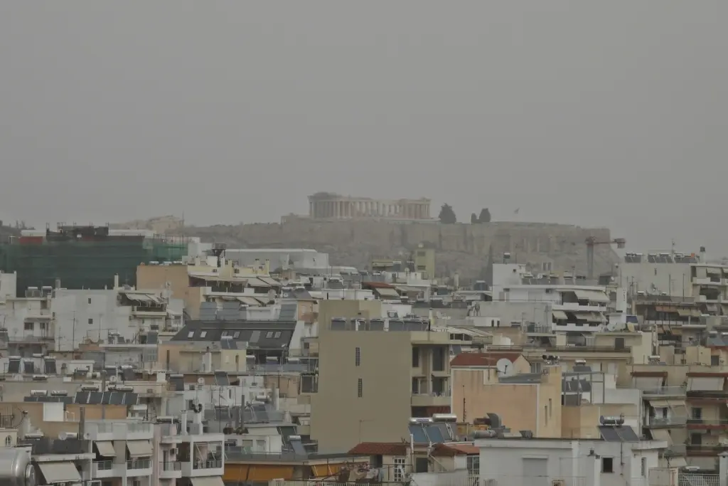 Καιρός: Παραμένει η αφρικανική σκόνη – Πού θα βρέξει και ποιες περιοχές είναι «πορτοκαλί» [Βίντεο]