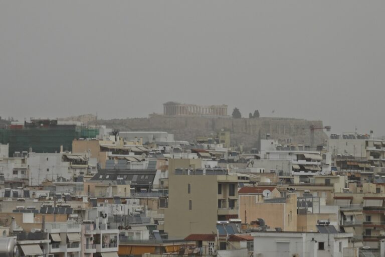 Καιρός: Παραμένει η αφρικανική σκόνη – Πού θα βρέξει και ποιες περιοχές είναι «πορτοκαλί» [Βίντεο]