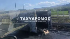 Κάηκε ολοσχερώς ασθενοφόρο του ΕΚΑΒ Βόλου κατά τη διάρκεια διακομιδής 12χρονου