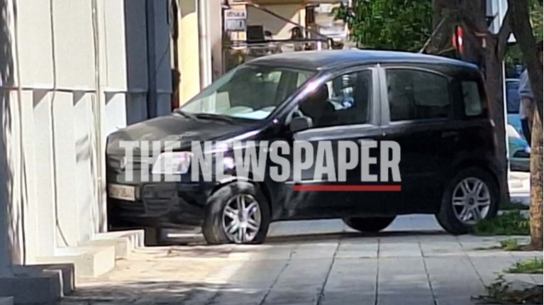 Βόλος: Αυτοκίνητο καρφώθηκε σε πολυκατοικία μετά από σύγκρουση με άλλο ΙΧ [εικόνα]