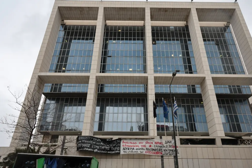 Ξεκίνησε η δίκη για την έκρηξη στους Αμπελόκηπους: Στο εδώλιο ο Νίκος Ρωμανός και ακόμα τέσσερις