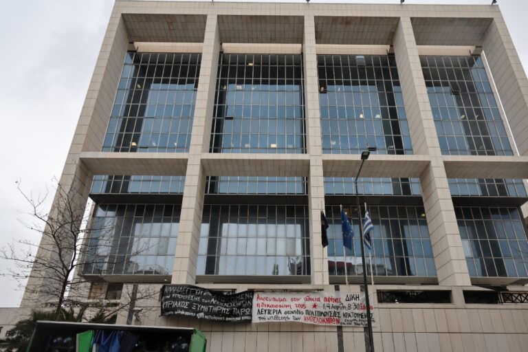 Ξεκίνησε η δίκη για την έκρηξη στους Αμπελόκηπους: Στο εδώλιο ο Νίκος Ρωμανός και ακόμα τέσσερις