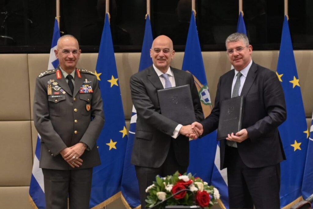Ενεργειακή αναβάθμιση στρατοπέδων με εξοικονόμηση 17,2 εκατ. ευρώ ετησίως: Υπεγράφη η συμφωνία Υπουργείου Άμυνας με την ΕΤΕπ