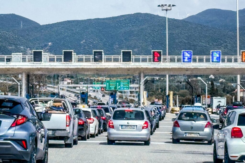 Επιστροφή μετ’ εμποδίων για τους εκδρομείς του Πάσχα: Ουρές χιλιομέτρων στους δρόμους – Δείτε LIVE που υπάρχουν προβλήματα