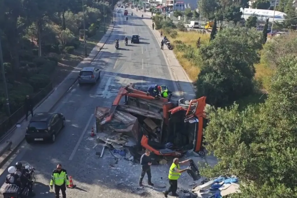 Τροχαίο στη λεωφόρο Βουλιαγμένης με ανατροπή φορτηγού – Ένας εγκλωβισμένος