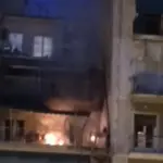 Φωτιά σε διαμέρισμα τέταρτου ορόφου στο Μεταξουργείο – Η στιγμή που φλέγεται ο χώρος [Βίντεο]
