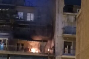 Φωτιά σε διαμέρισμα τέταρτου ορόφου στο Μεταξουργείο - Η στιγμή που φλέγεται ο χώρος [Βίντεο]