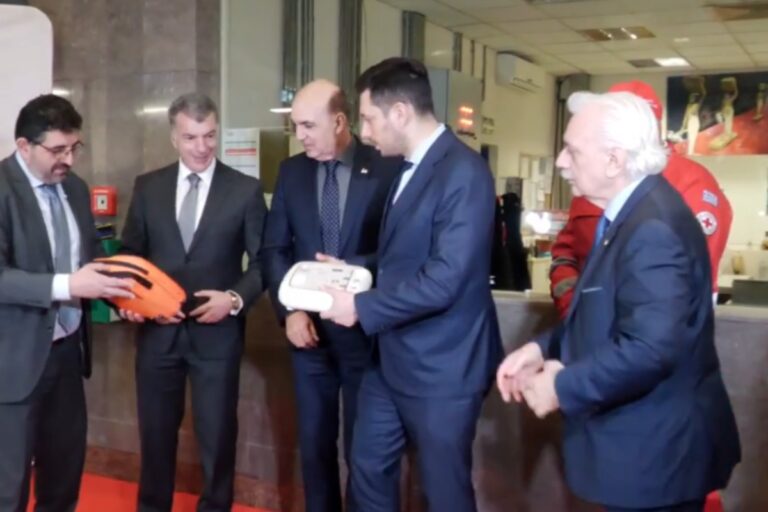 To Μετρό της Αθήνας εξοπλίστηκε με αυτόματους απινιδωτές – Τοποθετήθηκαν σε κάθε έναν από τους 66 σταθμούς