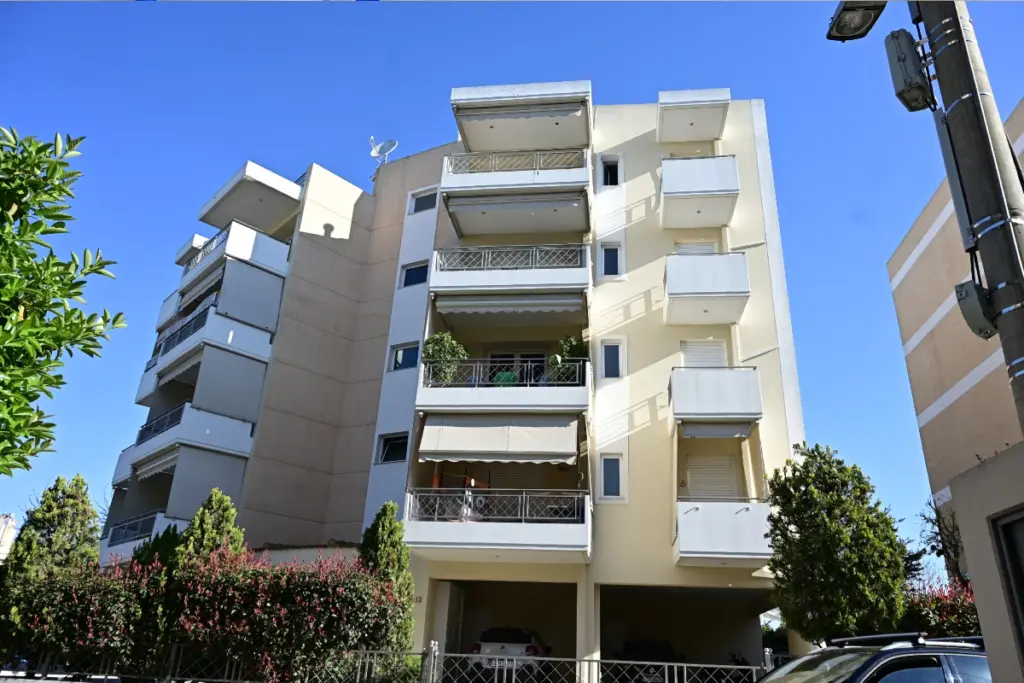 Μαρούσι: Τι εξετάζει η αστυνομία για τη διπλή πτώση της 27χρονης από τον 4ο όροφο – Ο καβγάς με τον σύζυγο και τα αναπάντητα ερωτήματα