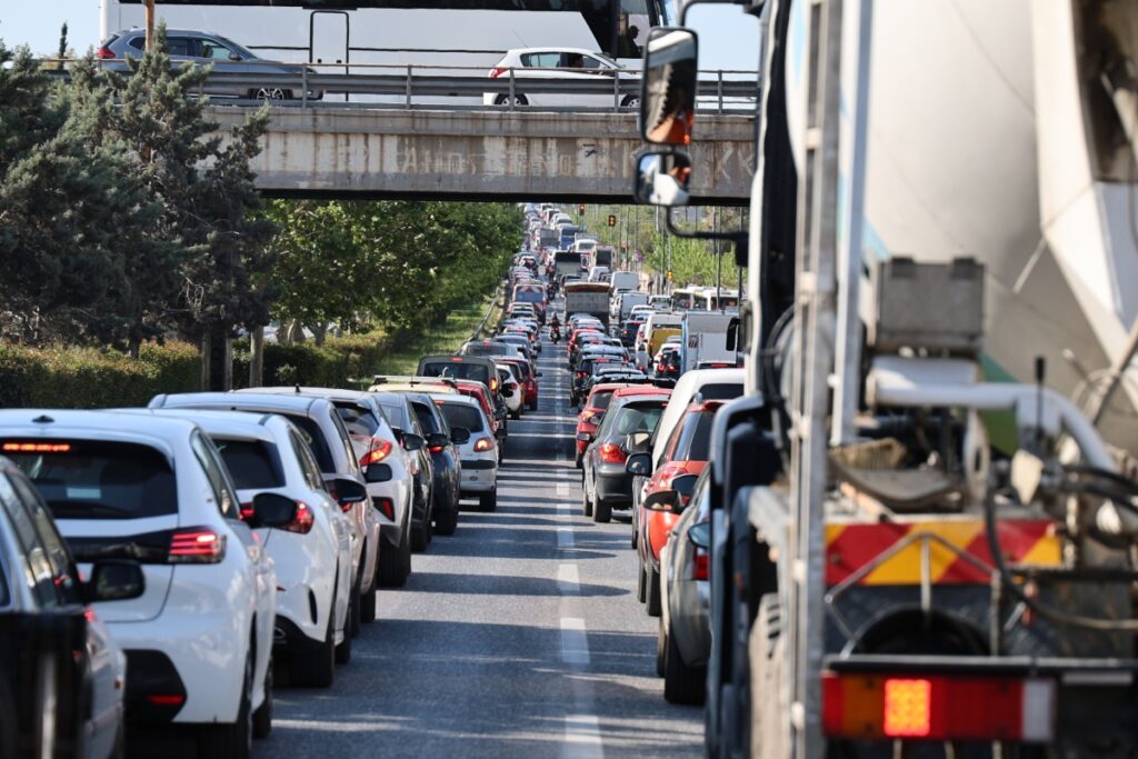 Κίνηση τώρα: Χάος στη Βουλιαγμένης μετά από ανατροπή φορτηγού – Στο «κόκκινο» ο Κηφισός – Πού αλλού υπάρχουν προβλήματα