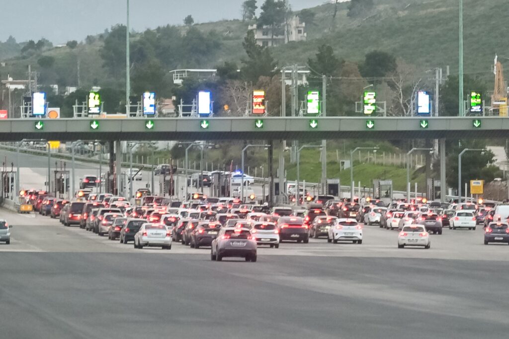 Σε εξέλιξη το δεύτερο «κύμα» επιστροφής εκδρομέων του Πάσχα – Δείτε LIVE πού υπάρχουν καθυστερήσεις