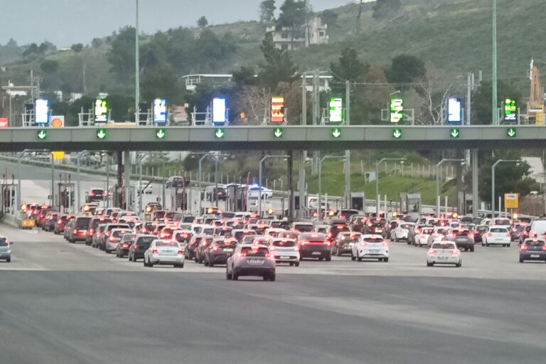 Σε εξέλιξη το δεύτερο «κύμα» επιστροφής εκδρομέων του Πάσχα – Δείτε LIVE πού υπάρχουν καθυστερήσεις