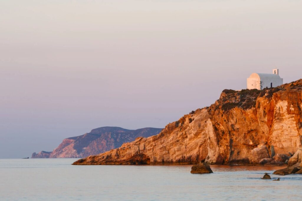 Το διαμάντι των Κυκλάδων – Ποιο νησί αποθεώνουν τα βρετανικά μέσα