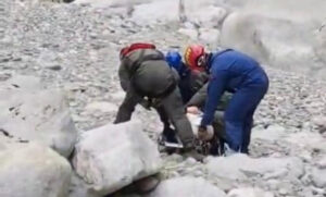 Φαράγγι του Βίκου: Στο χειρουργείο η 63χρονη που τραυματίστηκε – Η στιγμή της διάσωσης