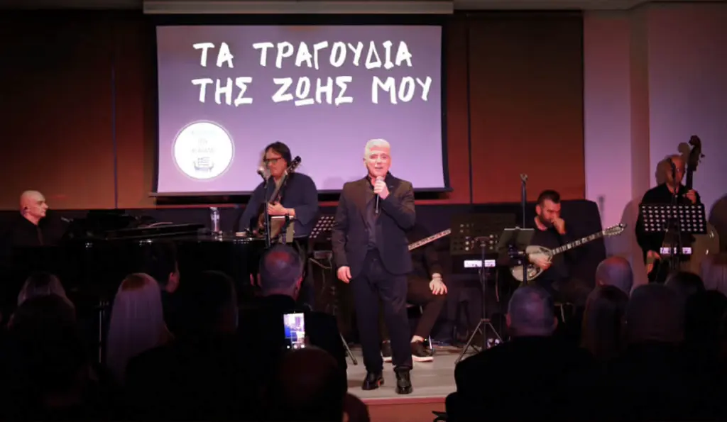Δημήτρης Γιώτης: Πλήθος επωνύμων στη μουσική του παράσταση στο Μέγαρο Μουσικής