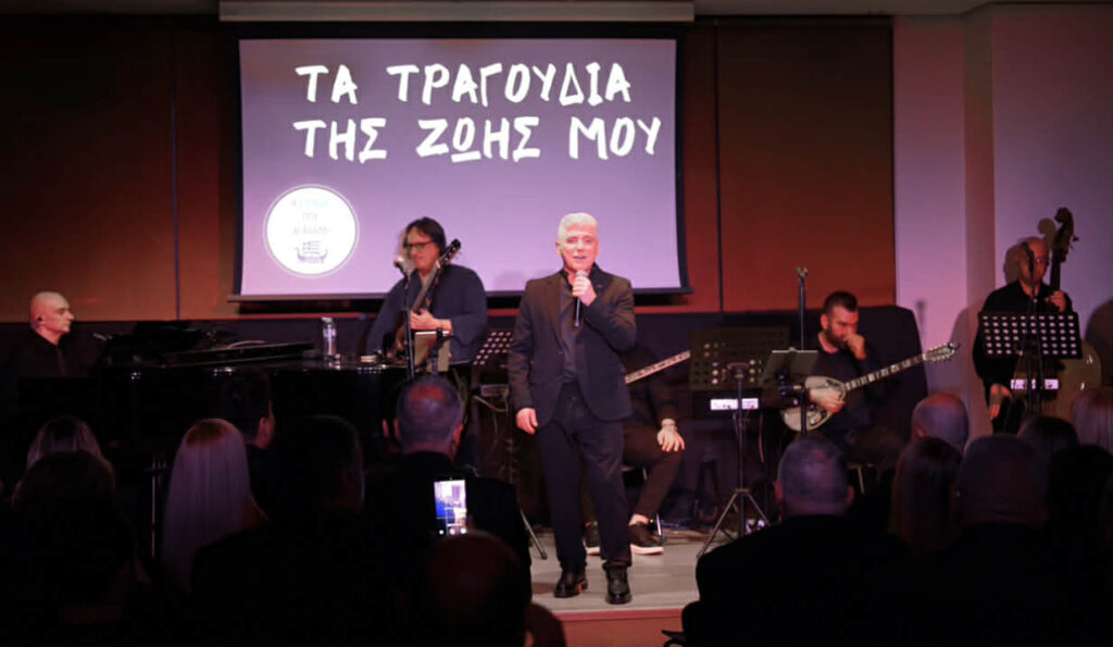 Δημήτρης Γιώτης: Πλήθος επωνύμων στη μουσική του παράσταση στο Μέγαρο Μουσικής