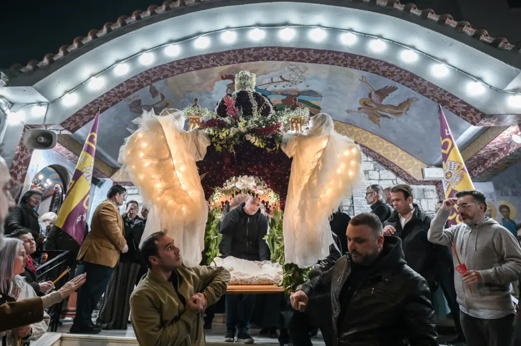 Μεγάλη Παρασκευή – Επιτάφιος: Με κατάνυξη η περιφορά σε όλη τη χώρα [εικόνες και βίντεο]