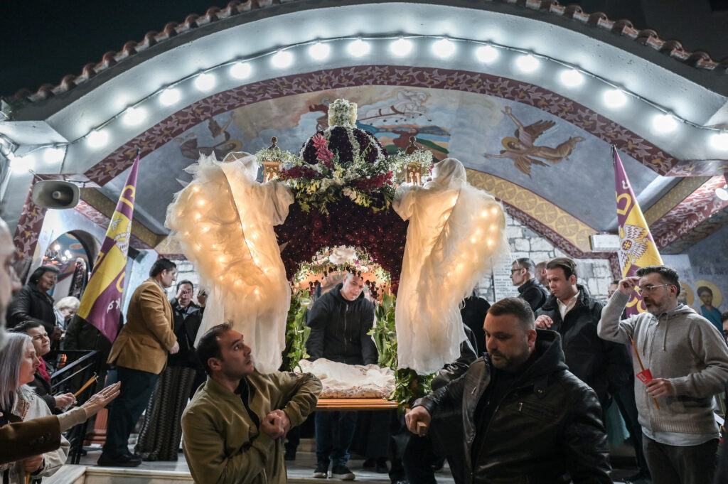 Μεγάλη Παρασκευή – Επιτάφιος: Με κατάνυξη η περιφορά σε όλη τη χώρα [εικόνες και βίντεο]