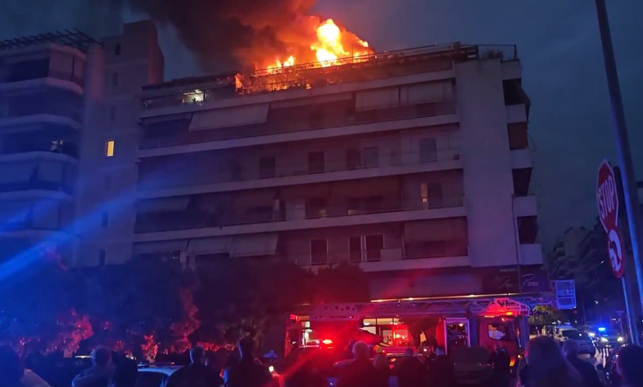 Τραγωδία στη Νέα Σμύρνη: Νεκρή μία γυναίκα από φωτιά σε διαμέρισμα [βίντεο]
