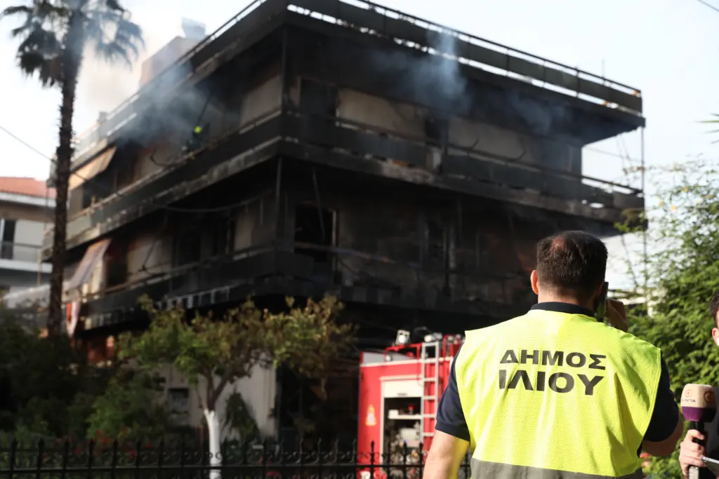 Υπό έλεγχο η φωτιά στο Ίλιον: «Ακούστηκαν εκρήξεις, άρπαξαν οι τέντες και η φωτιά έγινε ανεξέλεγκτη»