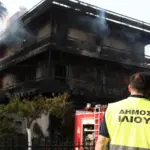 Υπό έλεγχο η φωτιά στο Ίλιον: «Ακούστηκαν εκρήξεις, άρπαξαν οι τέντες και η φωτιά έγινε ανεξέλεγκτη» [Εικόνες, Βίντεο