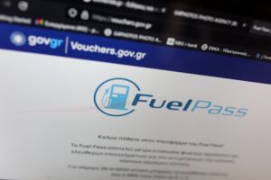Fuel Pass 2026: Πώς να πάρετε τα χρήματα πριν το Πάσχα – Προσοχή στην παγίδα της ψηφιακής κάρτας