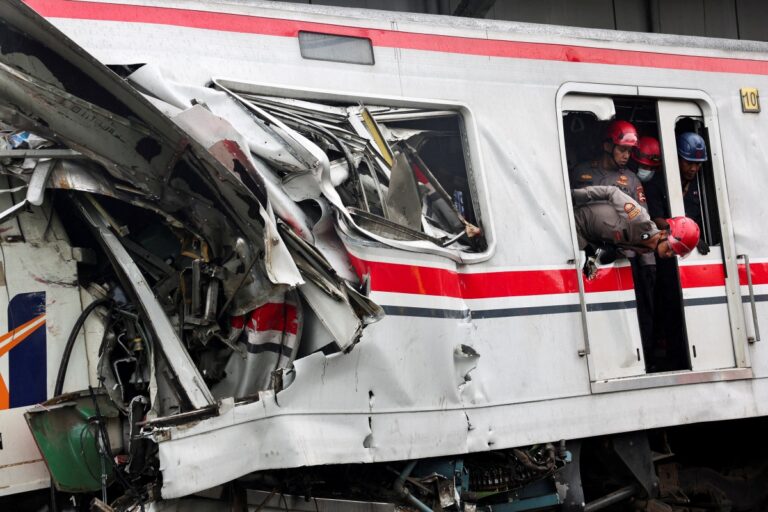 Ινδονησία: Τουλάχιστον 14 νεκροί και 81 τραυματίες μετά από σύγκρουση τρένων – Αγωνία για τους εγκλωβισμένους [Βίντεο]