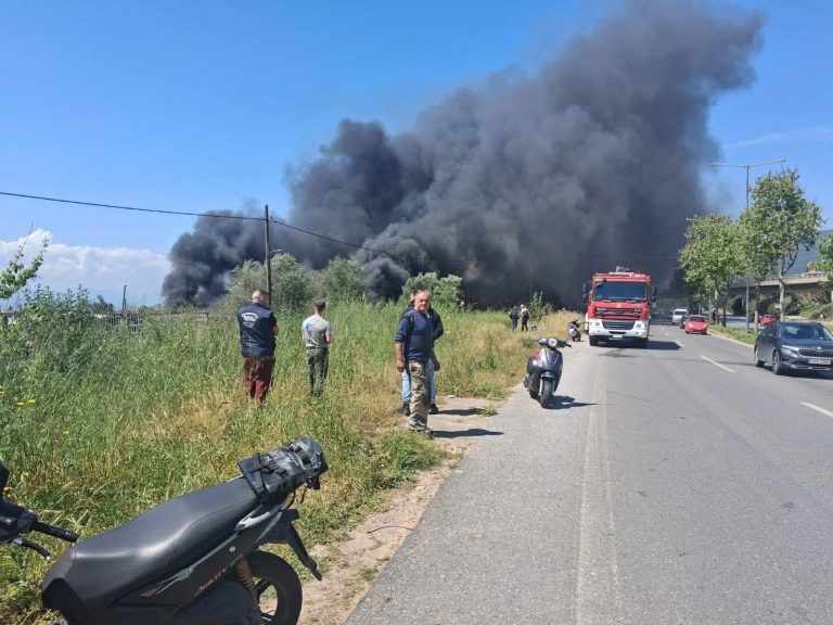 Καλαμάτα: Μεγάλη φωτιά σε επιχείρηση πλαστικών – Διακόπηκε η κυκλοφορία [Εικόνες]