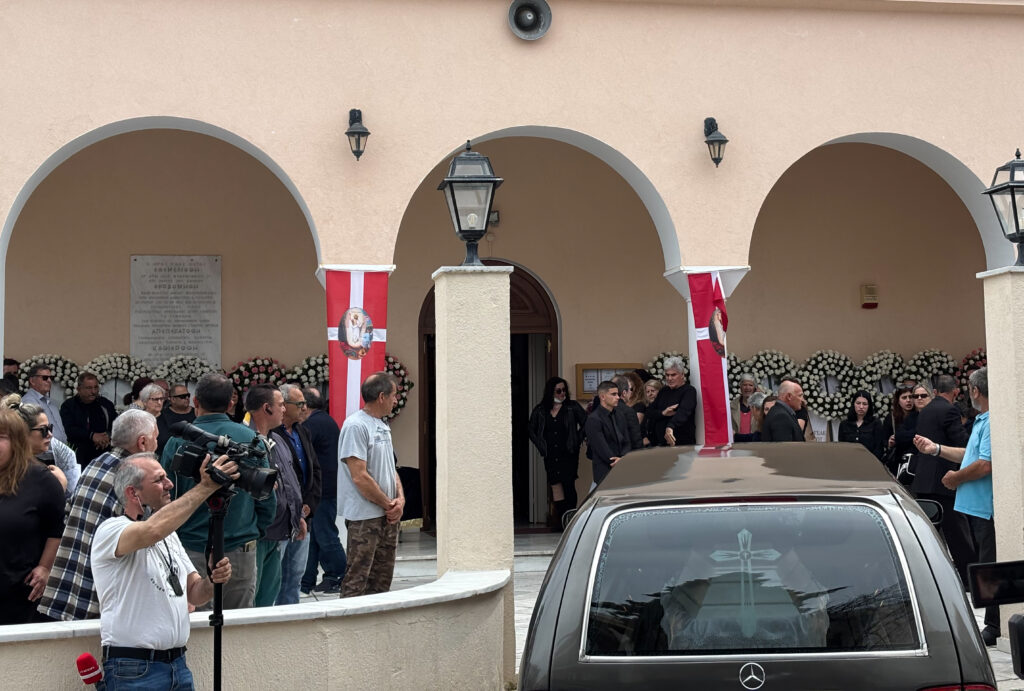 Κεφαλονιά: Οδύνη και σπαραγμός στο «αντίο» της 19χρονης Μυρτούς – «Καλό ταξίδι αγγελούδι μου» [βίντεο]