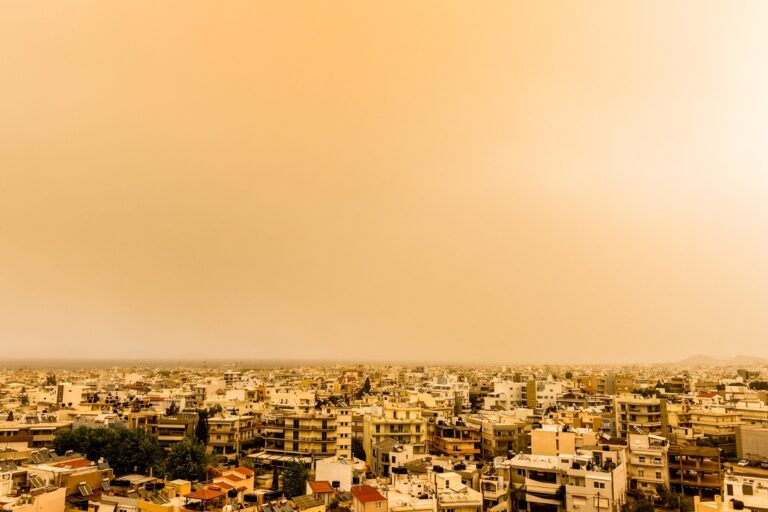 Καιρός: Αστάθεια και πτώση θερμοκρασίας – Φεύγει αλλά θα επιστρέψει η αφρικανική σκόνη – Η πρόγνωση Κολυδά