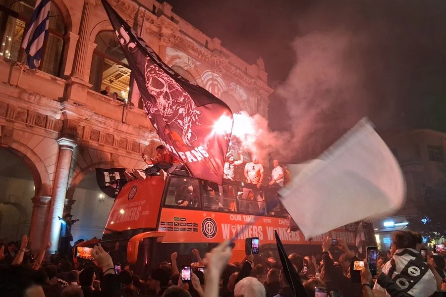 ΟΦΗ: Το κύπελλο στο Ηράκλειο – Ξέφρενοι πανηγυρισμοί για τα «κοπέλια» του Κόντη και ιστορικές στιγμές μετά από 39 χρόνια [Βίντεο, Εικόνες]